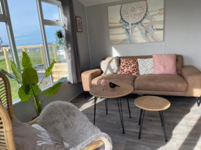 Neues, ruhiges Ferienhaus Nr 46 Chalet mit Meerblick 100 Meter zum Wattenmeer, komplett eingezäunt